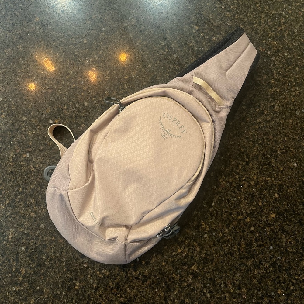 Osprey daylite sling.
